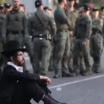 Ultraortodoxos bloquean autopista israelí para protestar contra el servicio militar