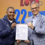 LEIDSA entrega certificado a empacador de supermercado ganador de 22 millones con el Loto