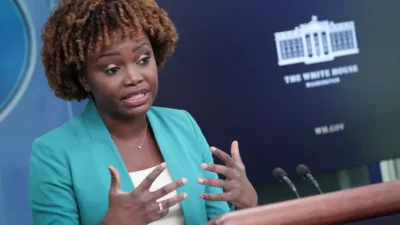 Portavoz de la Casa Blanca de Biden, Karine Jean-Pierre, abandona el Partido Demócrata por su «traición»