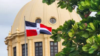 ¿A qué se expone una persona que es imputada por difamación, amenazas e injuria según las leyes dominicanas?