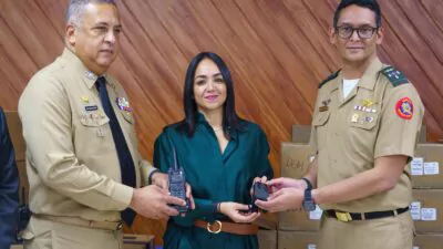El MIP entrega a la DGM 200 radios y 200 “Bodycams” para fortalecer y transparentar operaciones migratorias