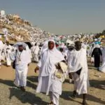 Miles de fieles rezan en el Monte Arafat entre medidas para evitar las muertes por calor