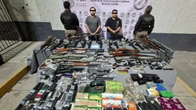 Autoridades detienen a tres personas con «arsenal» de armas en Monterrey, norte de México