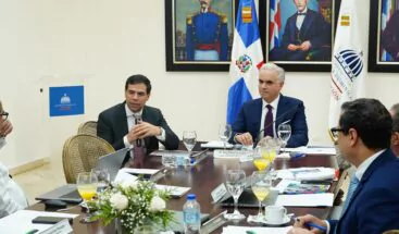 Leonel recibe documentos del Congreso de FP que serán sometidos a votación desde este jueves