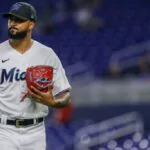 Sandy Alcántara consigue su tercera victoria de la temporada