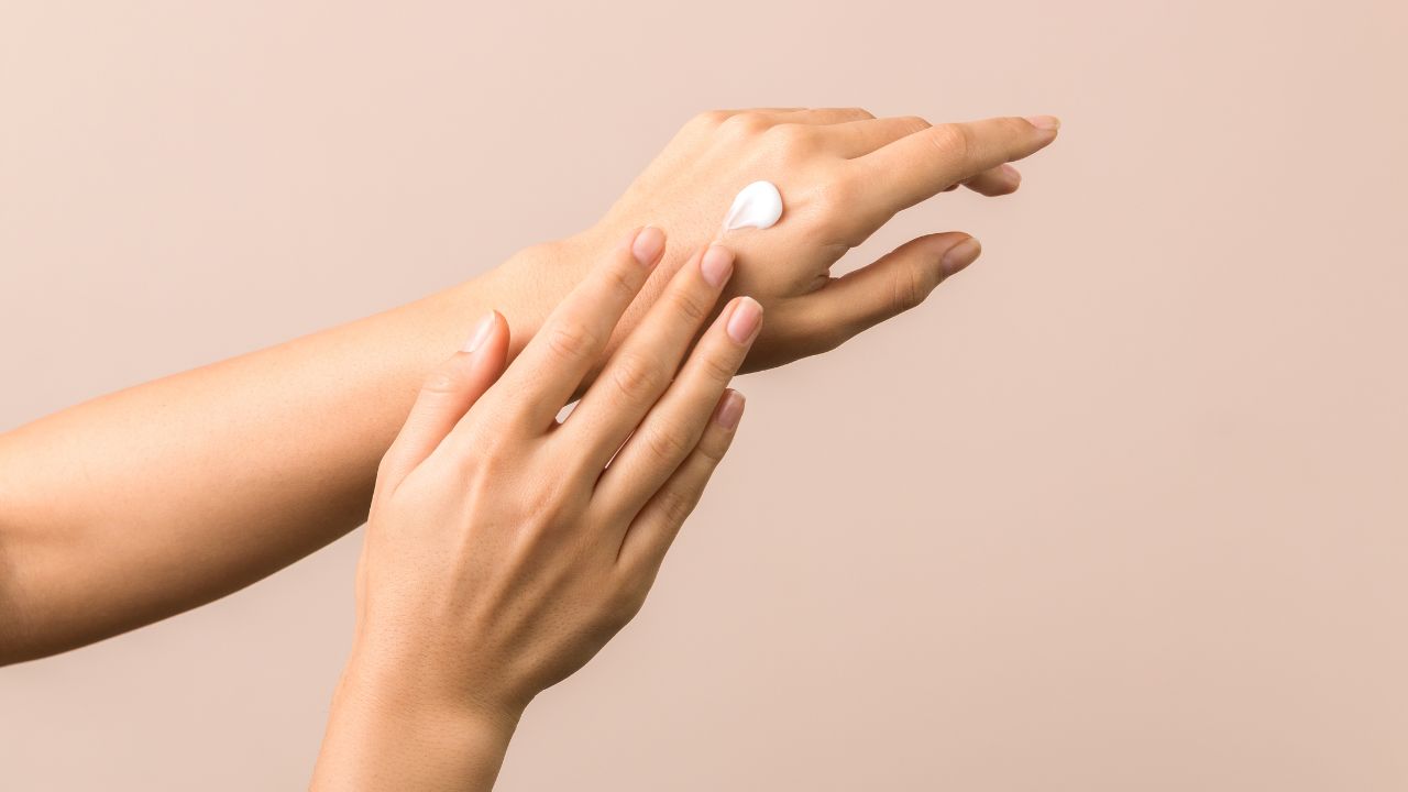 Aplicación de crema en manos