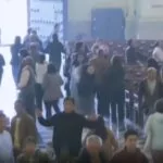 Video: personas huyen de una iglesia tras terremoto en misa