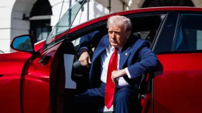 Trump planea vender el Tesla que compró a Musk, según la Casa Blanca