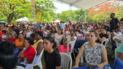 Betty Gerónimo agasaja a las madres en Santo Domingo Norte