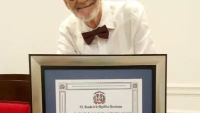 Entregan reconocimiento a César Olmos por sus aportes al desarrollo de teatro y la cultura nacional