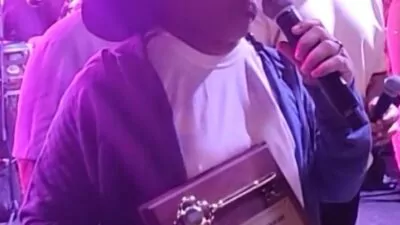 Héctor Acosta (El Torito) recibe la llave de la ciudad de Charlotte, NC.
