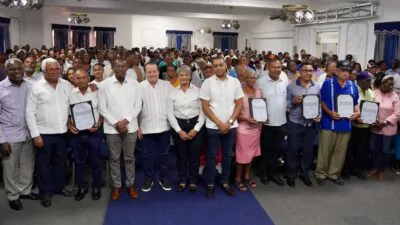 Ministro Paliza entrega 317 títulos de propiedad en San Pedro de Macorís