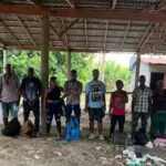 Encuentran grupo de indocumentados ocultos en un lavadero de guineos en Montecristi