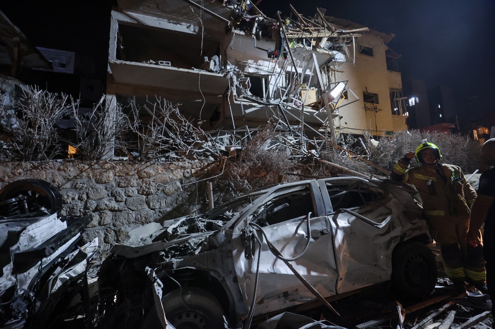 Edificio y coche dañados tras explosión nocturna.