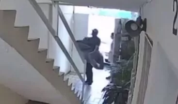 Joven es agredido con un palo por un agente de la PN