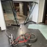 Simpatizantes de Cristina Fernandez de Kirchner causan destrozos en dos canales de televisión tras fallo de la Corte en Argentina