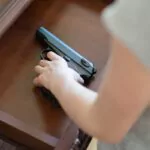 Menor de 13 años ultima a niño de 9 años con un arma