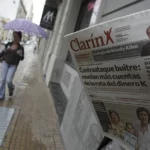 Un grupo de manifestantes atacan a los canales de TV del Grupo Clarín tras el fallo contra Cristina Fernández