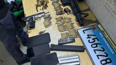 Dos policías fueron arrestados en flagrante delito en La Caleta, Boca Chica