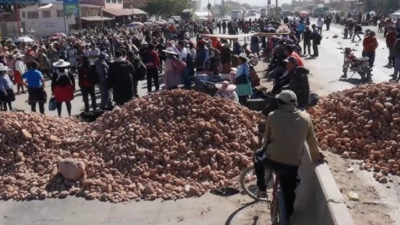 Seguidores de Evo Morales inician un bloqueo de carreteras en el centro de Bolivia