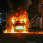 Seis detenidos y una veintena de policías heridos por disturbios de carácter racista en Irlanda del Norte