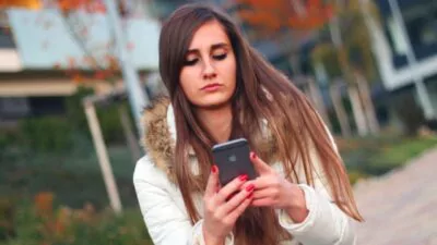 El uso excesivo de pantallas duplica síntomas de depresión en mujeres adolescentes