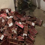 Ocupan contrabando de 33 mil cigarrillos en el patio de una casa en Dajabón