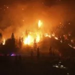 Más de 200 edificios en alerta por posible evacuación tras incendio forestal en Squamish, Canadá