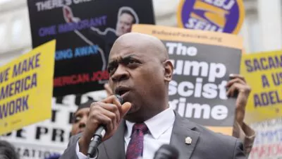 El alcalde de Newark demanda a fiscal federal por arresto en protesta migratoria