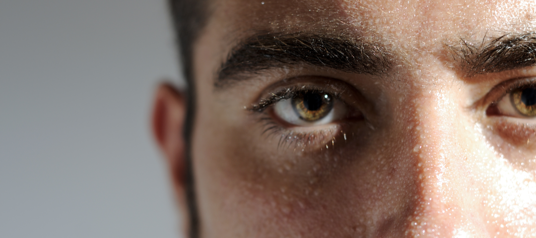 Primer plano de ojos brillantes y cejas oscuras