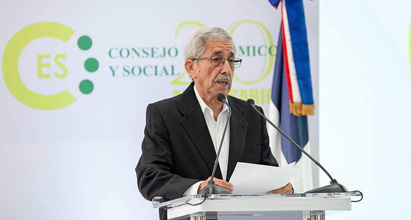 Hombre hablando en podio en evento oficial.