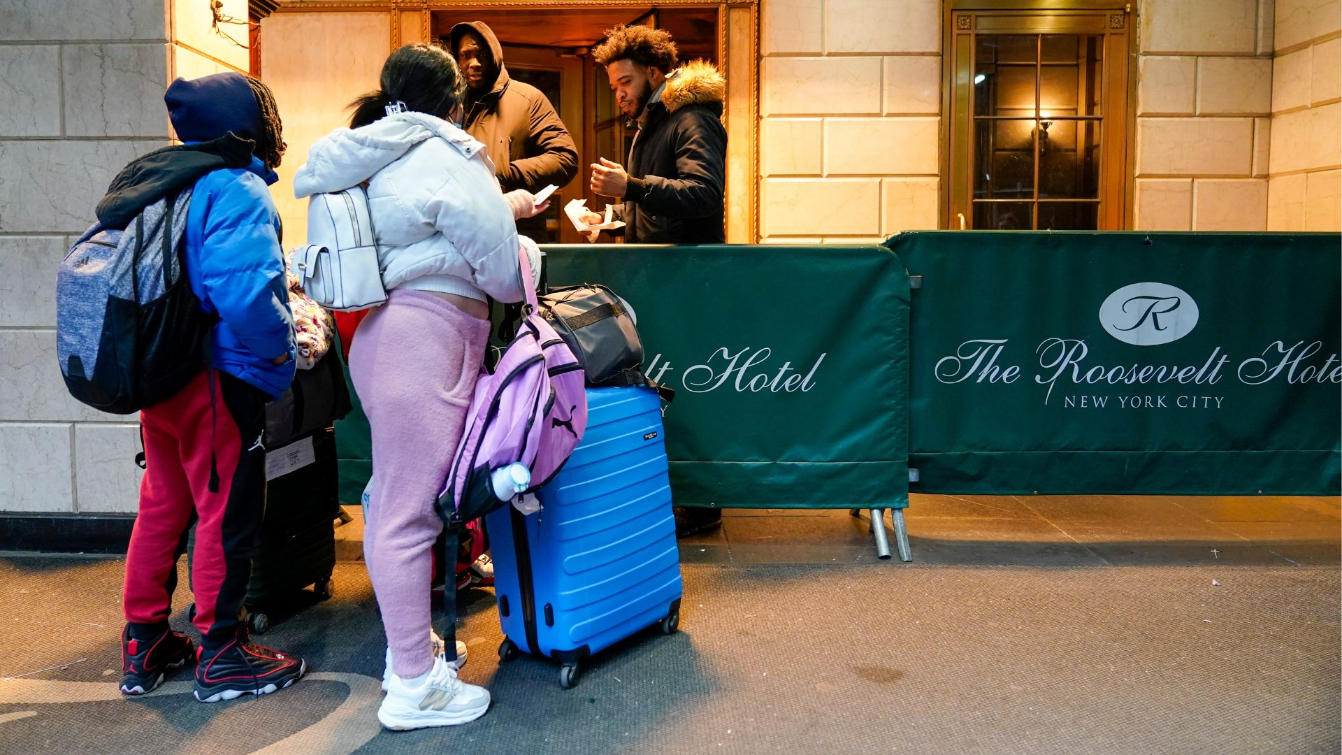 Personas haciendo check-in en hotel Nueva York