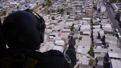 Dólares falsos arrojados desde helicóptero en Ecuador para incentivar denuncias contra criminales