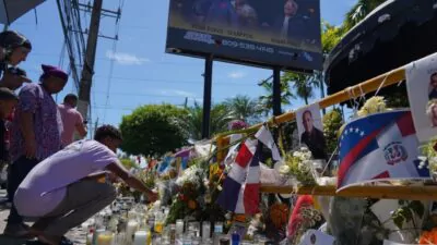 Decenas de personas en vigilia por las vítimas del Jet Set