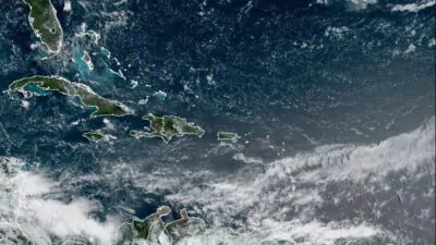 Aguaceros locales con tronadas hacia el interior del país; temperaturas seguirán calurosas
