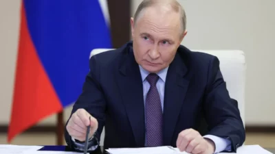 El padre de Elon Musk quiere aprender de Putin cómo ser un buen líder