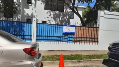 Junta de Vecinos exige cumplimiento de sentencia contra colegio que viola uso de suelo ilegal en Los Cacicazgos