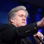 Bannon pide a Trump investigar a Musk y aboga por su deportación «inmediata»