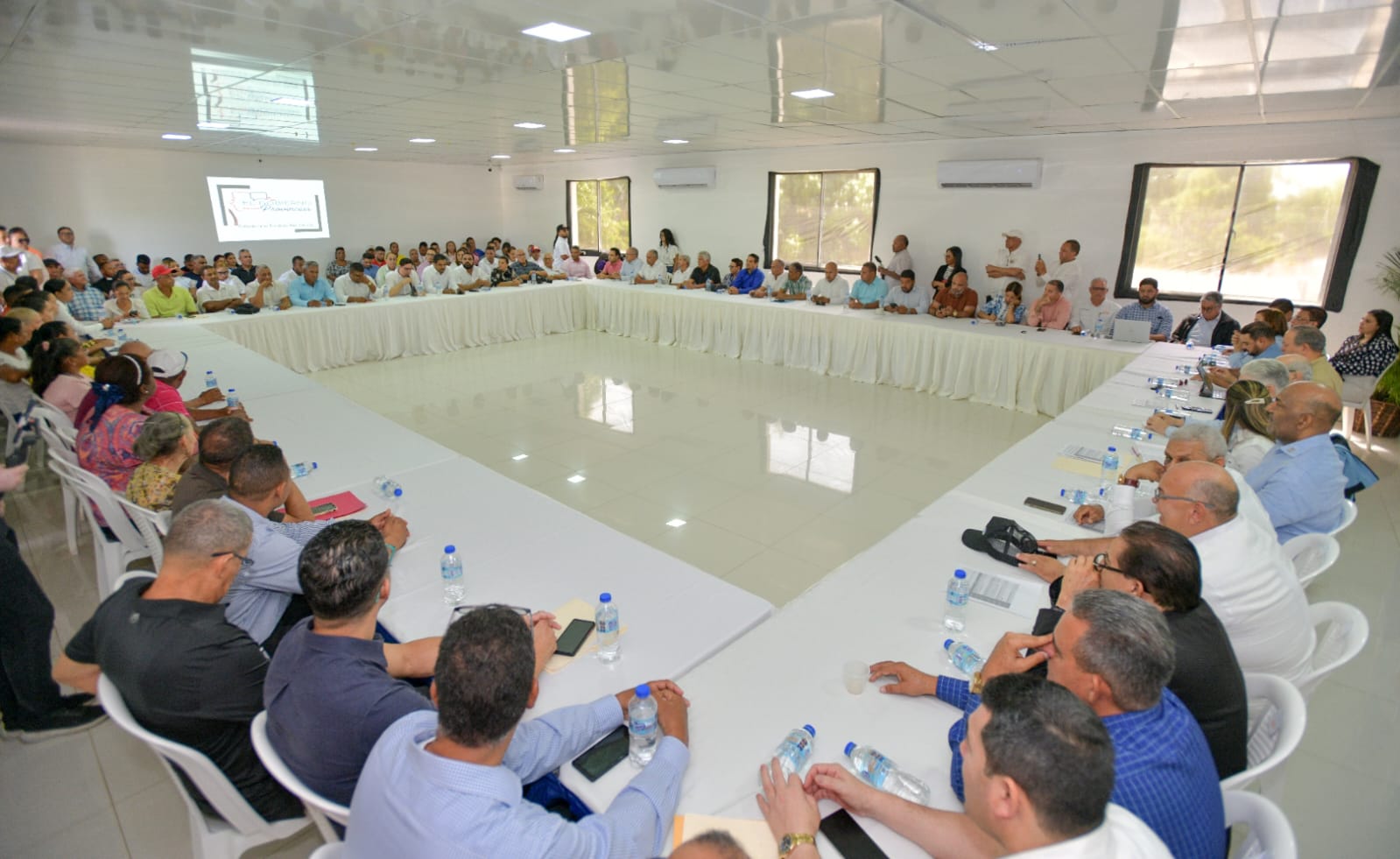Personas reunidas en mesa redonda grande