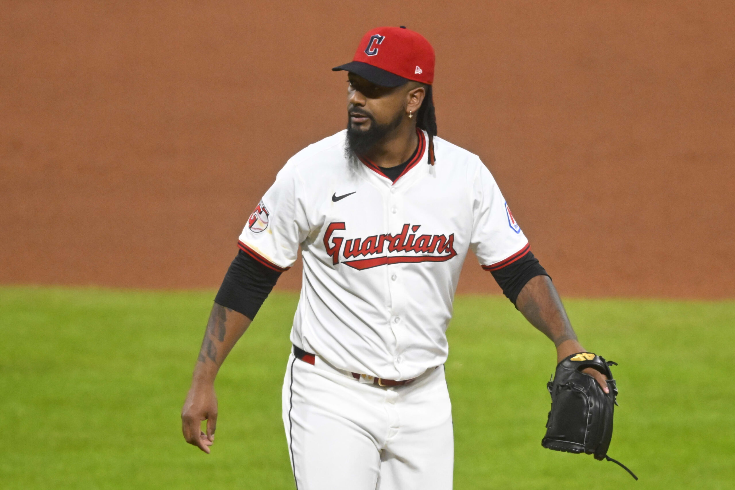MLB pone en licencia al cerrador dominicano Emmanuel Clase por investigación de apuestas deportivas