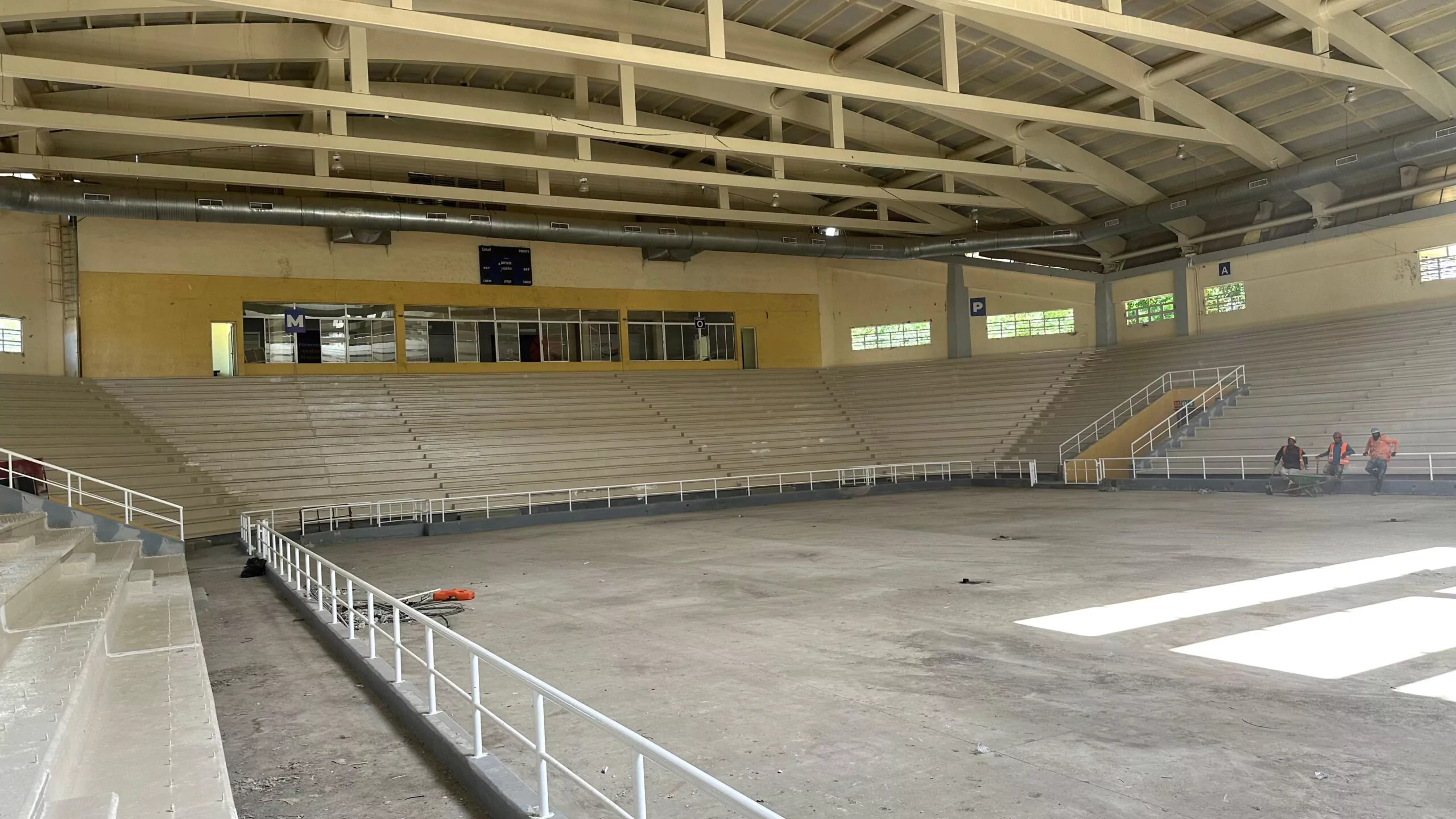 Interior de un gimnasio vacío en reparación